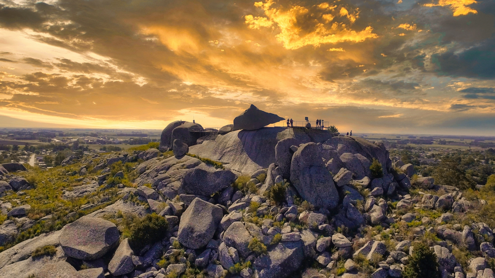 En este momento estás viendo La Piedra Movediza de Tandil: el símbolo más famoso de la ciudad